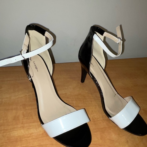Woman’s/girls high heels. Bought but never worn. - Picture 2 of 4